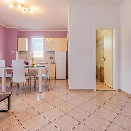 Cozy In Pag With Wi-fi Apartman