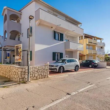 Cozy In Pag With Wi-fi Apartman